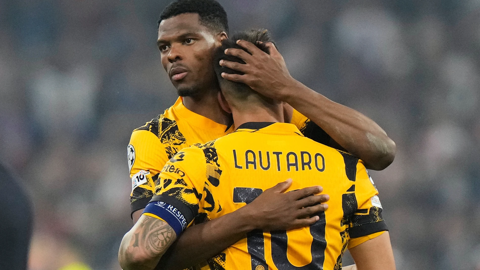 Inter Milan's Denzel Dumfries embraces teammate Lautaro Martinez at the end of the Champions League final soccer match between Paris Saint-Germain and Inter Milan at the Allianz Arena in Munich, Germany, Saturday, May 31, 2025. (AP Photo/Luca Bruno)
