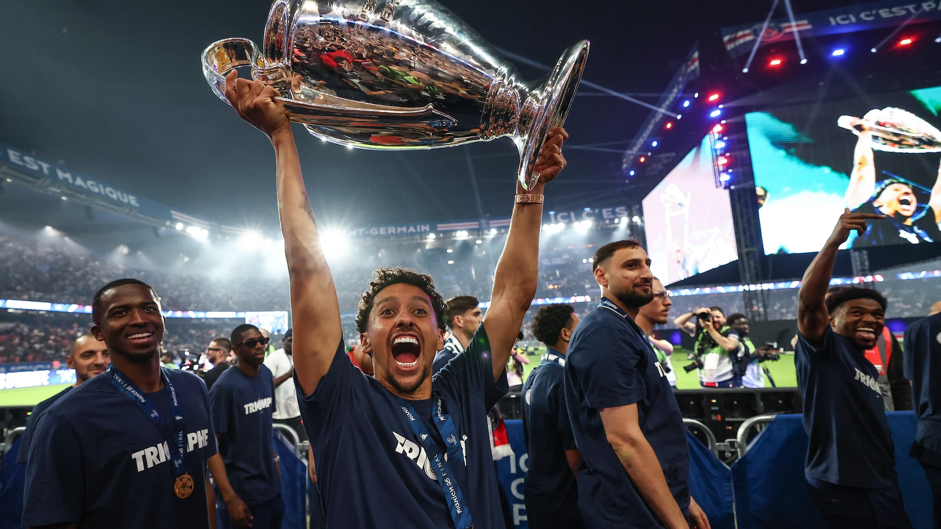 PARIS (France), 01/06/2025.- Paris Saint-Germain's Brazilian defender Marquinhos celebrates with teammates during a PSG victory celebration show in Paris, France, 01 June 2025. Paris Saint-Germain won the UEFA Champions League for the first time in the club's history after beating Internazionale Milano on 31 May 2025 in the final in Munich. (Liga de Campeones, Francia) EFE/EPA/FRANCK FIFE / POOL MAXPPP OUT