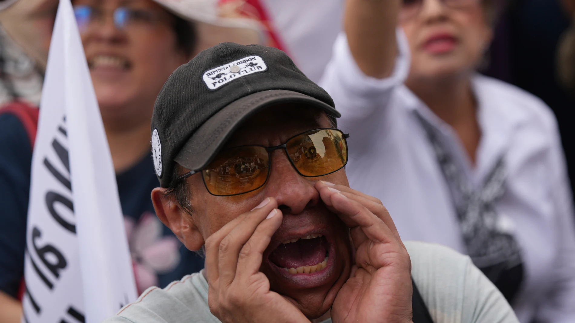 Un manifestante grita consignas contra las primeras elecciones judiciales del país en una protesta en el Monumento a la Revolución en la Ciudad de México