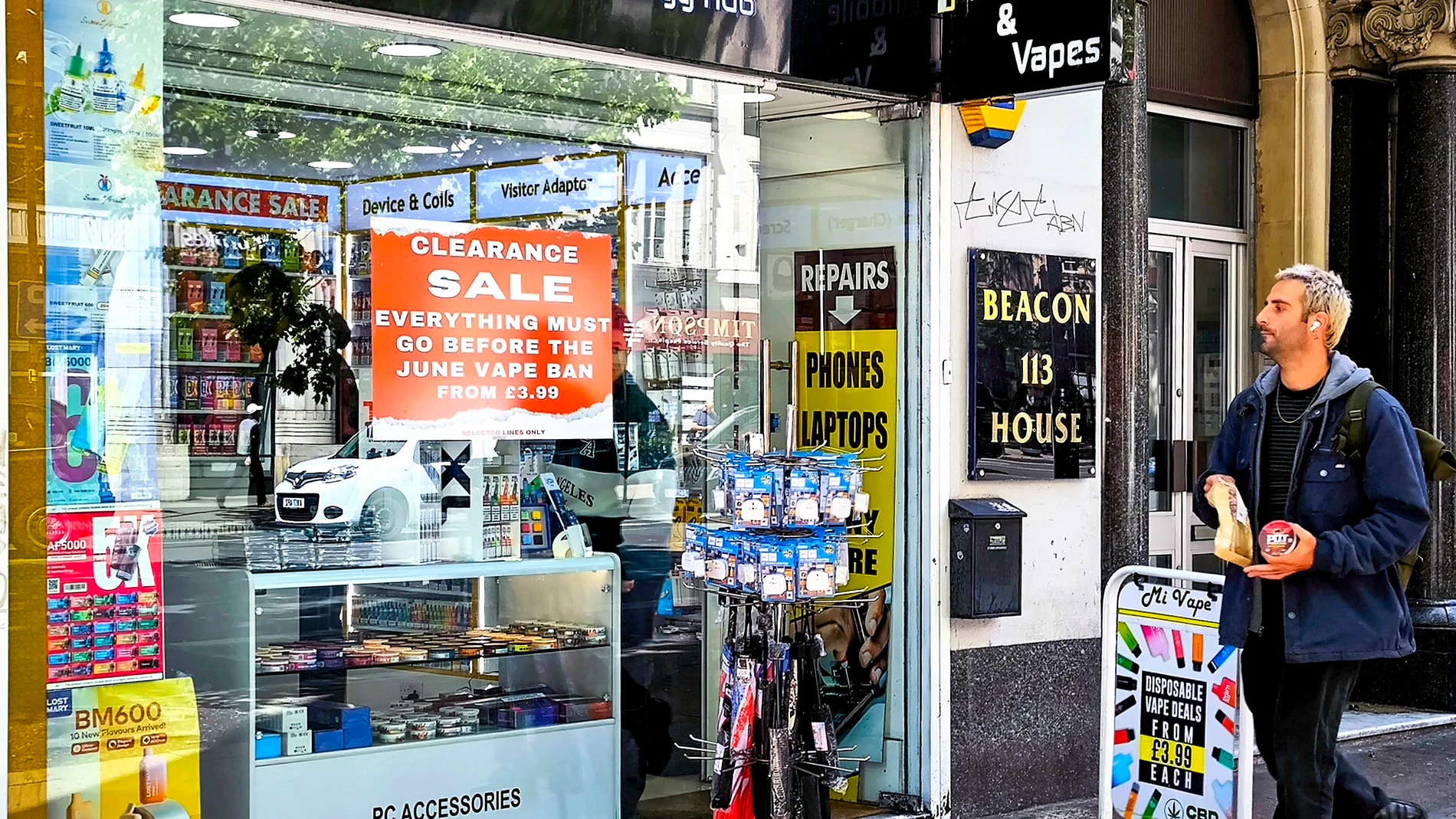 LONDRES (REINO UNIDO), 01/06/2025.- Vista de una tienda de venta de vapeadores en Londres (Reino Unido). A partir del 1 de junio de 2025, el Reino Unido prohibirá la venta y suministro de vapeadores desechables, una medida con la que las autoridades sanitarias tratarán de reducir el acceso de los jóvenes al vapeo y los residuos que generan estos dispositivos. EFE/ Guillermo Garrido