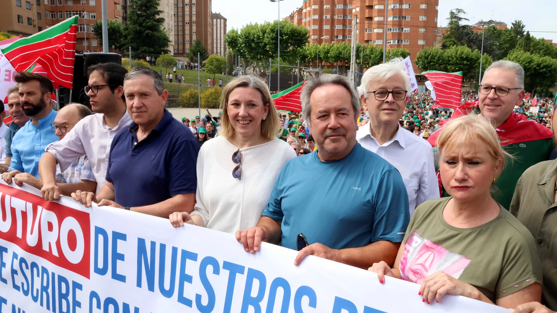 La vicepresidenta Isabel Blanco encabeza la manifestación de Zamora, junto a la consejera Leticia García, el presidente de la Diputación, Javier Faúndez; y el alcalde Francisco Guarido