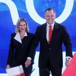 El presidente electo de Polonia, Karol Nawrocki, celebra junto a su mujer la victoria electoral en Varsovia