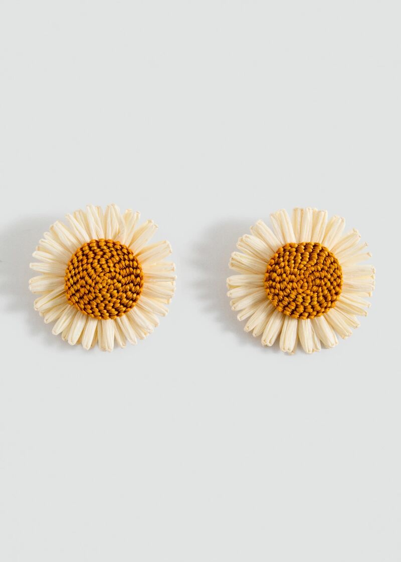 Pendientes de flores de rafia.