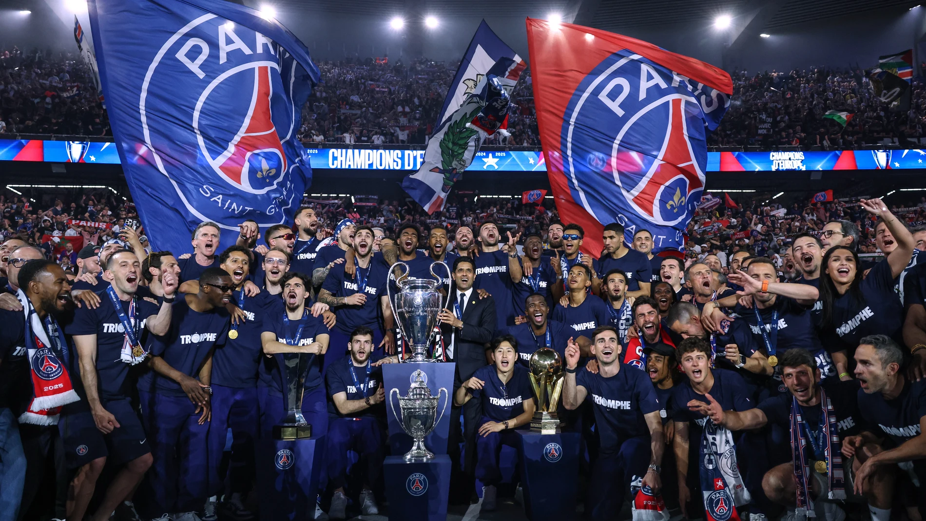 PARIS (France), 01/06/2025.- PSG's players and staff pose during a PSG victory celebration show in Paris, France, 01 June 2025. Paris Saint-Germain won the UEFA Champions League for the first time in the club's history after beating Internazionale Milano on 31 May 2025 in the final in Munich. (Liga de Campeones, Francia) EFE/EPA/FRANCK FIFE / POOL MAXPPP OUT