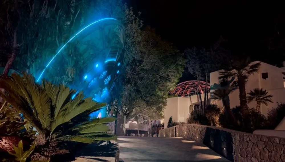 Un OVNI en el jardín que da acceso a UNVRS