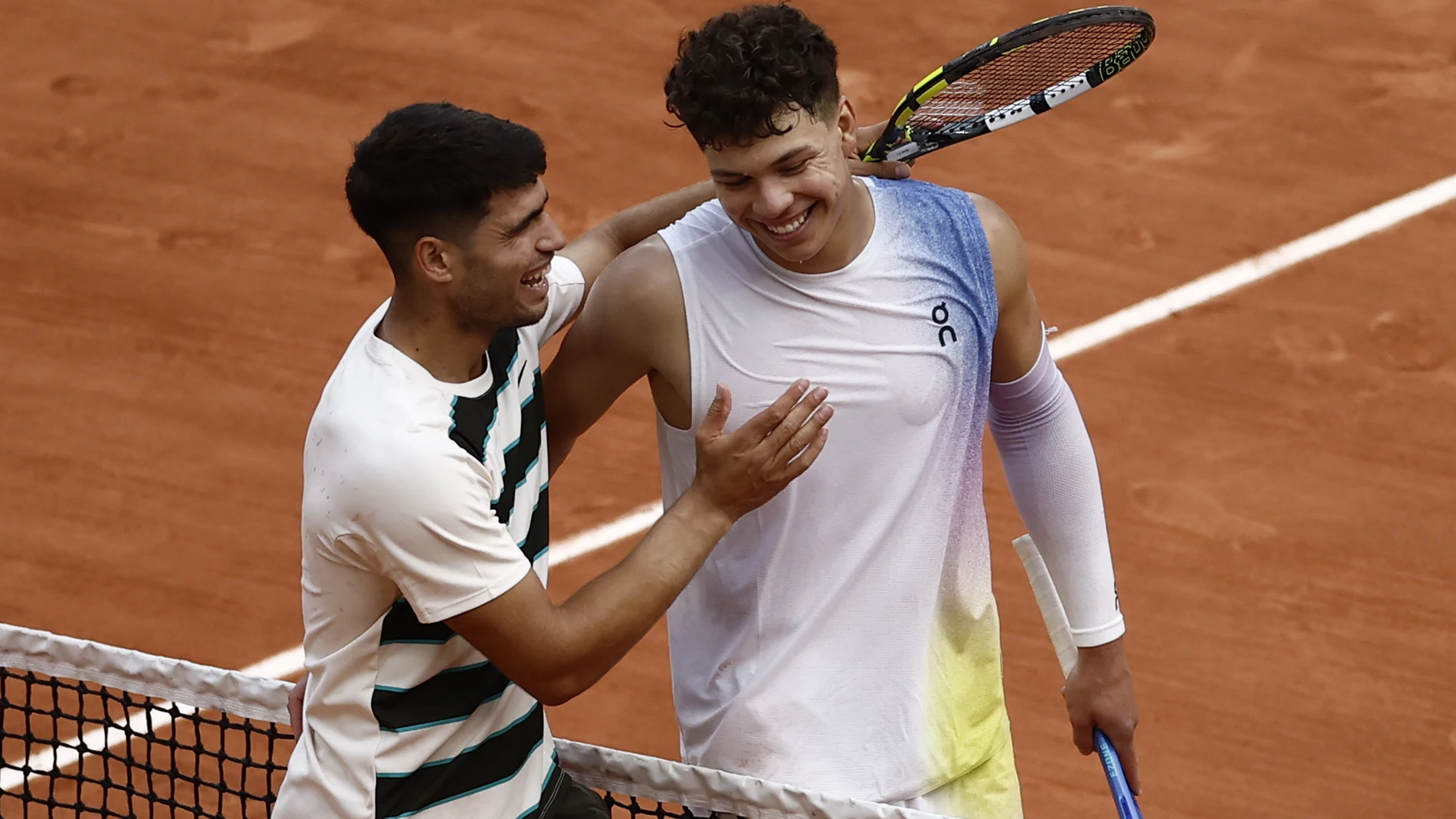 PARIS (France), 01/06/2025.- Carlos Alcaraz of Spain (L) reacts with Ben Shelton of USA after winning his Men's 4th round match at the French Open Grand Slam tennis tournament at Roland Garros in Paris, France, 01 June 2025. (Tenis, Abierto, Francia, España) EFE/EPA/YOAN VALAT