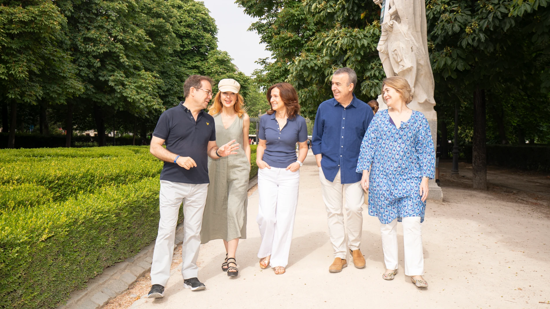 Varios escritores en el paseo de las estatuas del Retiro