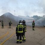 Bomberos de la Comunidad de Madrid extinguen un incendio declarado en una planta de reciclaje de siderurgia de Villa de Vallecas