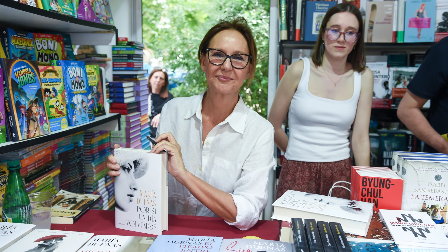 La escritora María Dueñas posa con uno de sus ejemplares durante la 84ª Feria del Libro de Madrid, en el parque del Retiro, a 1 de junio de 2025, en Madrid (España). Esta edición de la Feria del Libro está dedicada a la ciudad de Nueva York y se prolongará hasta el 15 de junio. Entre los autores que participarán destacan Vivian Gornick, Junot Díaz y Katie Kitamura. A lo largo del Paseo de Coches del Retiro se han instalado 365 casetas, seis más que en la edición anterior, que incluyen 121 lib...