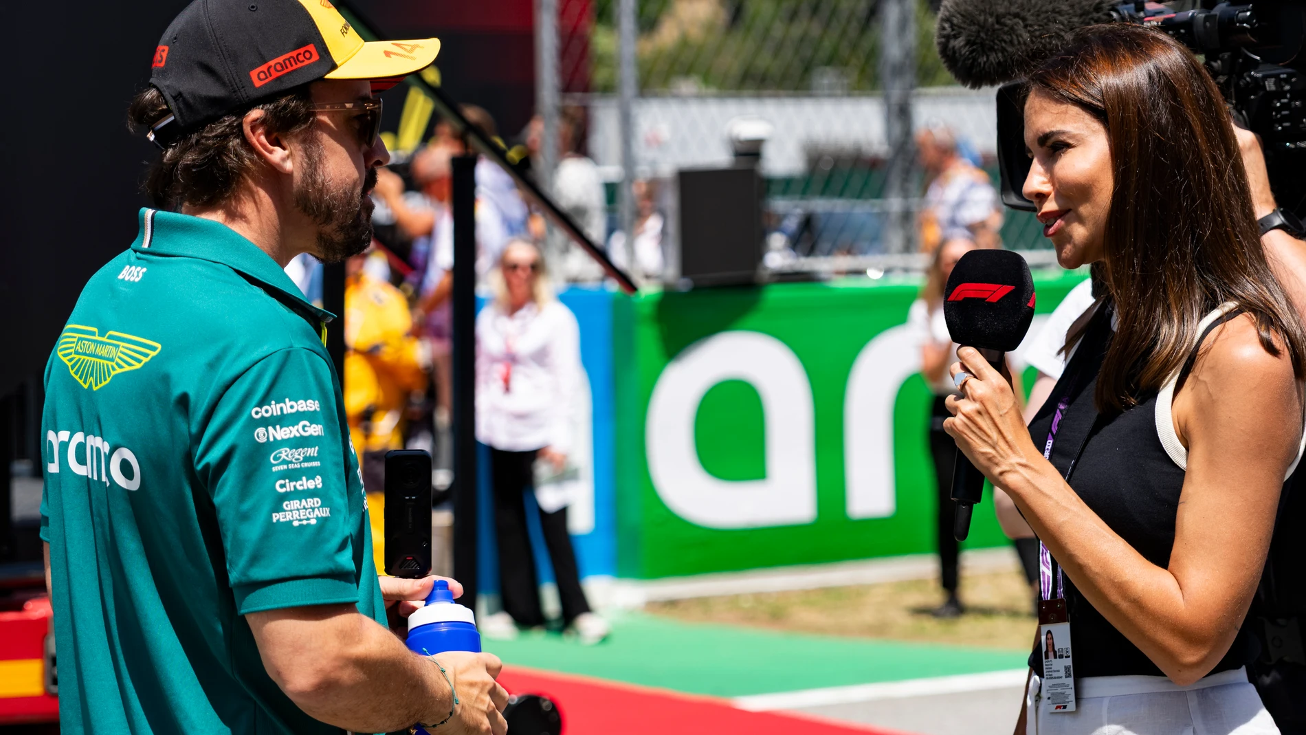 BARCELONA, 01/06/2025.- El piloto español del equipo Aston Martin Fernando Alonso y la presentadora de Dazn Melissa Jiménez en el paddock del Circuito de Montmeló, donde este domingo se disputa el Gran Premio de España de Fórmula 1. EFE/Siu Wu