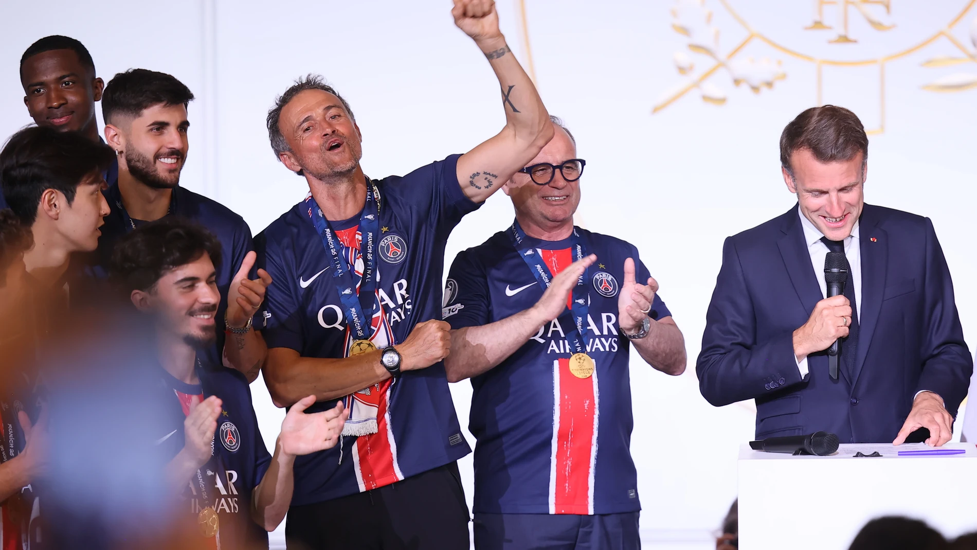 Luis Enrique, en plena celebración en la recepción de Macron