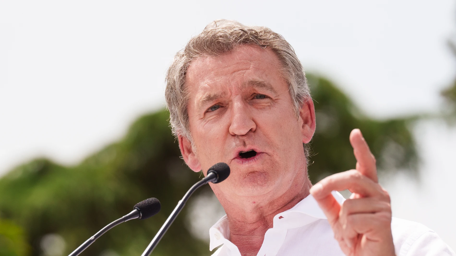 El presidente del Partido Popular, Alberto Núñez Feijóo, interviene durante el acto en el que el Partido Popular hace balance de la gestión del Gobierno de la Comunidad de Madrid en el ecuador de legislatura, en el parque de Berlín, a 1 de junio de 2025, en Madrid (España). Este evento, coincidiendo con los dos años desde el inicio del tercer mandato de Ayuso, tiene un marcado perfil político y mediático. También ha servido tanto para exhibir los logros del Ejecutivo autonómico como para lanz...