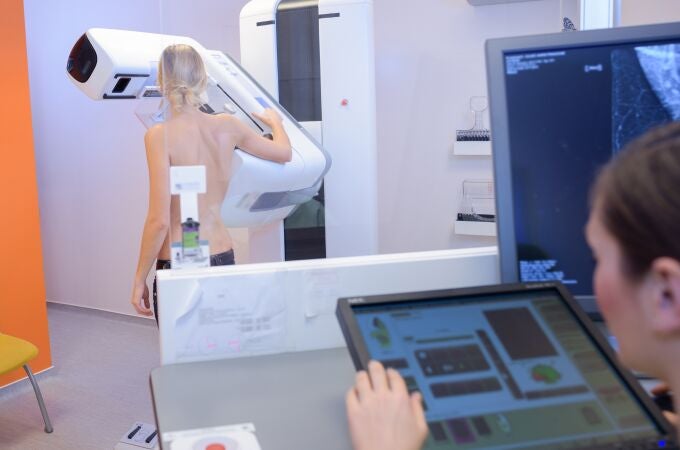 Mujer haciéndose una mamografía en un hospital.