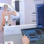 Mujer haciéndose una mamografía en un hospital.
