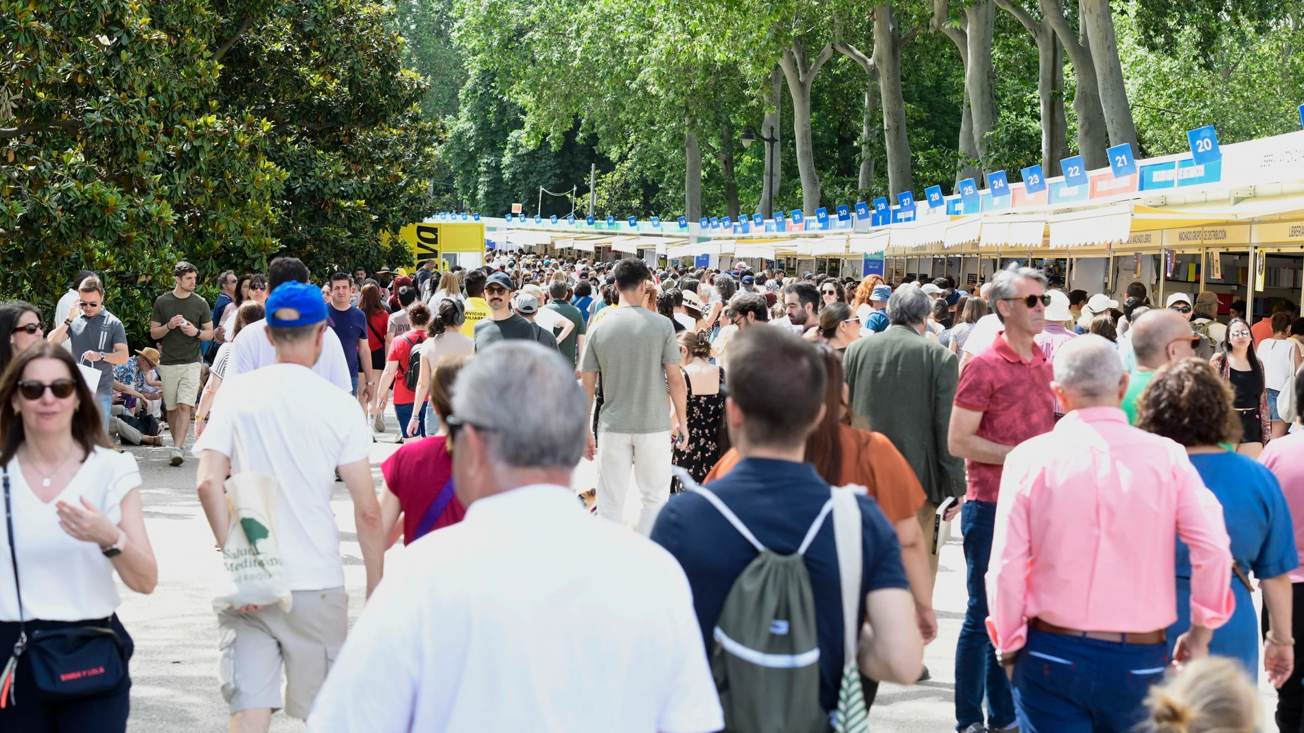 MADRID, 01/06/2025.- Ambiente de público en la Feria del Libro de Madrid, este domingo. EFE/Víctor Lerena