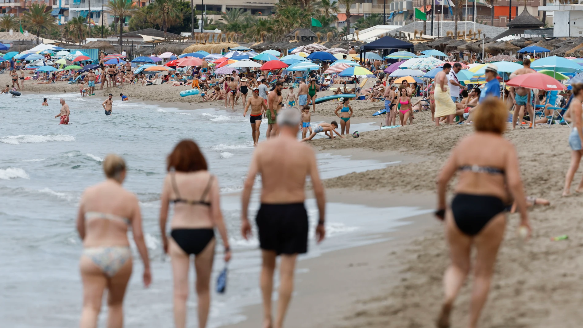FUENGIROLA (MÁLAGA), 01/06/2025.- Vista de la playa de Torreblanca en Fuengirola este domingo. El mes de junio arranca con temperaturas significativamente altas en el interior de la vertiente atlántica, mientras que en el tercio occidental de Andalucía descenderán un poco las máximas, según la predicción de la Agencia Estatal de Meteorología (Aemet). EFE/ Jorge Zapata