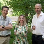 El catedrático de Edocrinología y Nutrición de la Facultad de Medicina de la Universidad de Valladolid, Daniel de Luis, junto con Isabel de la Torre, del Departamento de Teoría de la Señal y Comunicaciones e Ingeniería Telemática de la UVa, y el director del Centro de Inteligencia Artificial UVa-IA, David Escudero.