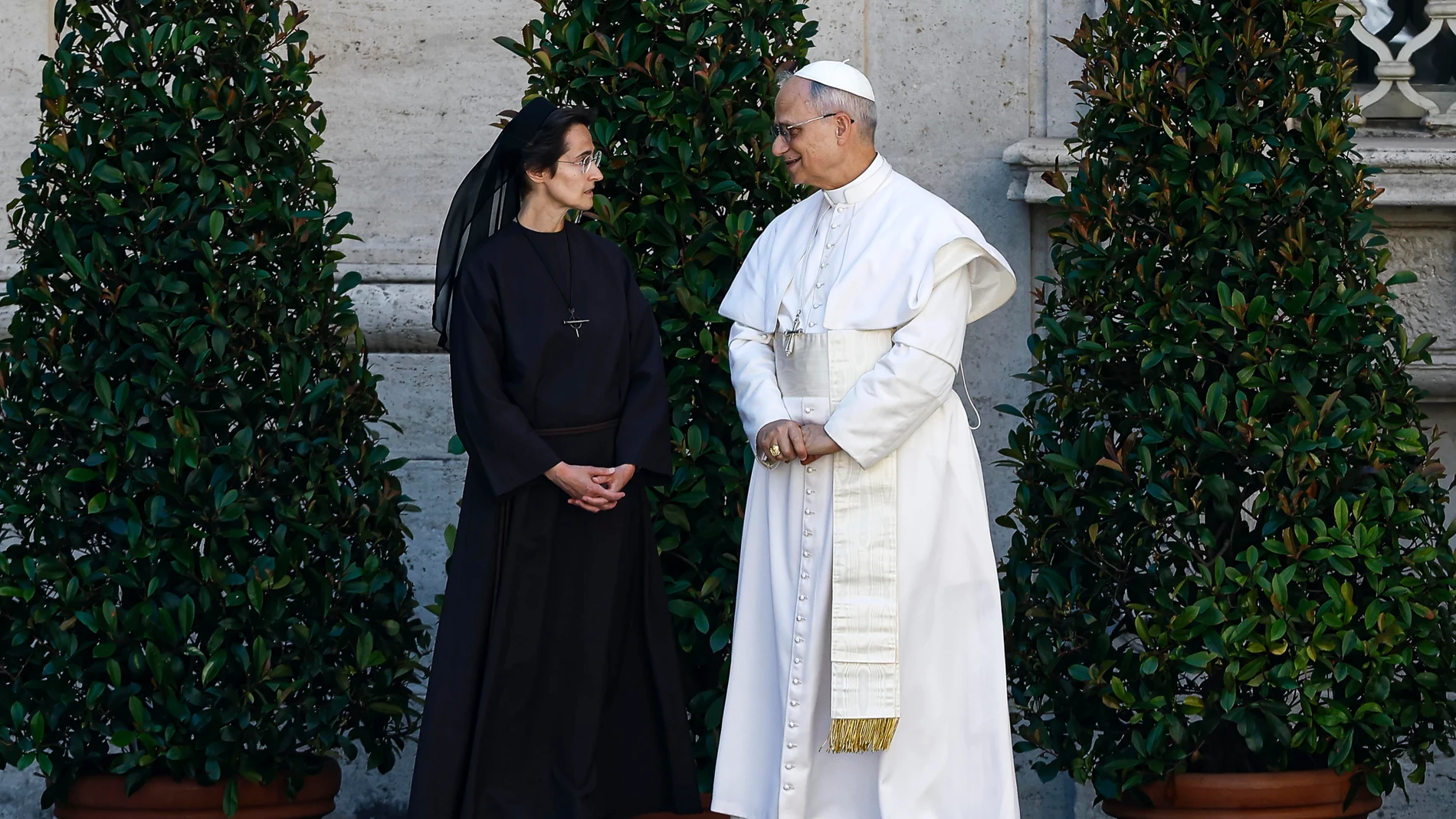 Vatican City (Vatican City State (Holy See)), 01/06/2025.- Pope Leo XIV (R) and Governor of the State of Vatican City, Sister Raffaella Petrini talk while waiting to greet cyclists competing in the 21st and final stage of the Giro d'Italia cycling race over 141km from the Vatican to Rome, 01 June 2025. (Papa, Ciclismo, Roma) EFE/EPA/ANGELO CARCONI