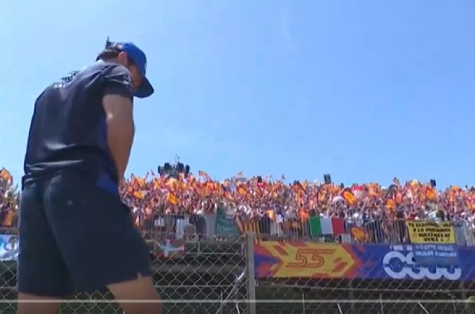 Carlos Sainz lo ha vuelto a hacer: inunda el circuito catalán de banderas de España