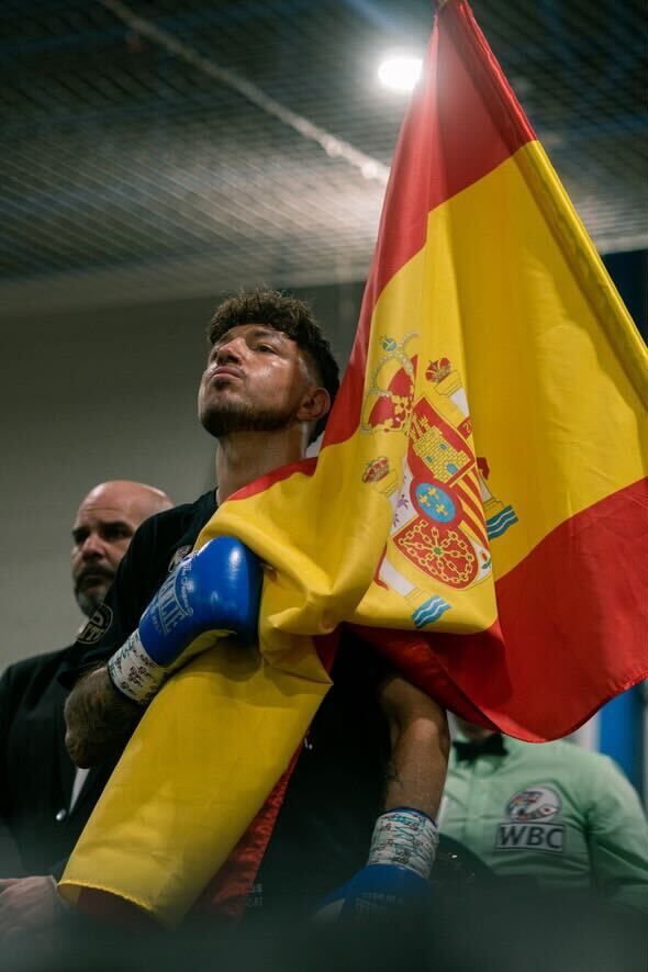 Jorge Pinilla sujetando la bandera de España