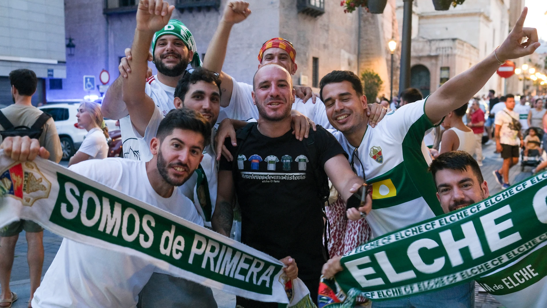 Elche (Alicante) 01/06/2025. Aficionados del Elche celebran en el centro de la localidad alicantina el ascenso de su equipo a la primera división de fútbol tras derrotar al Deportivo de la Coruña en el encuentro que han disputado hoy domingo en el estadio de Riazor. EFE /Pablo Miranzo.