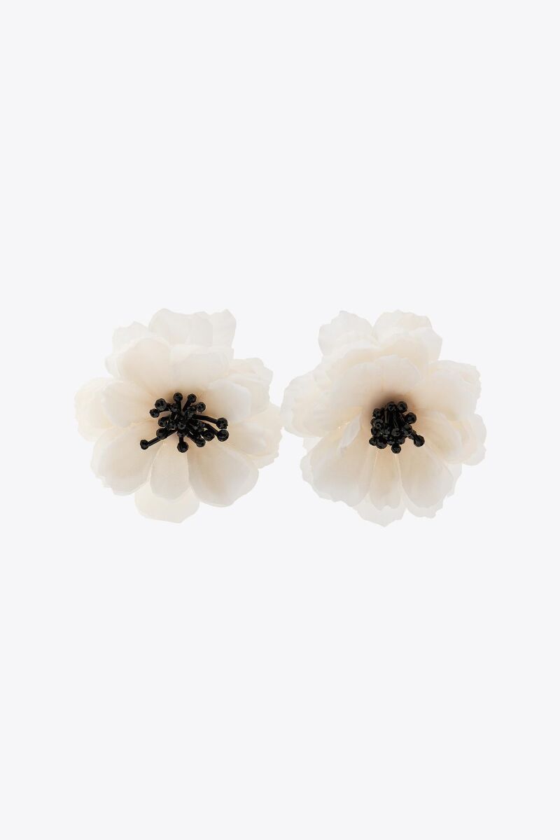 Pendientes de flores con abalorios.