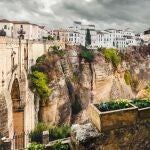 El Puente Nuevo y pintoresca vista de la ciudad de Ronda. Provincia de Málaga, Andalucía, España.