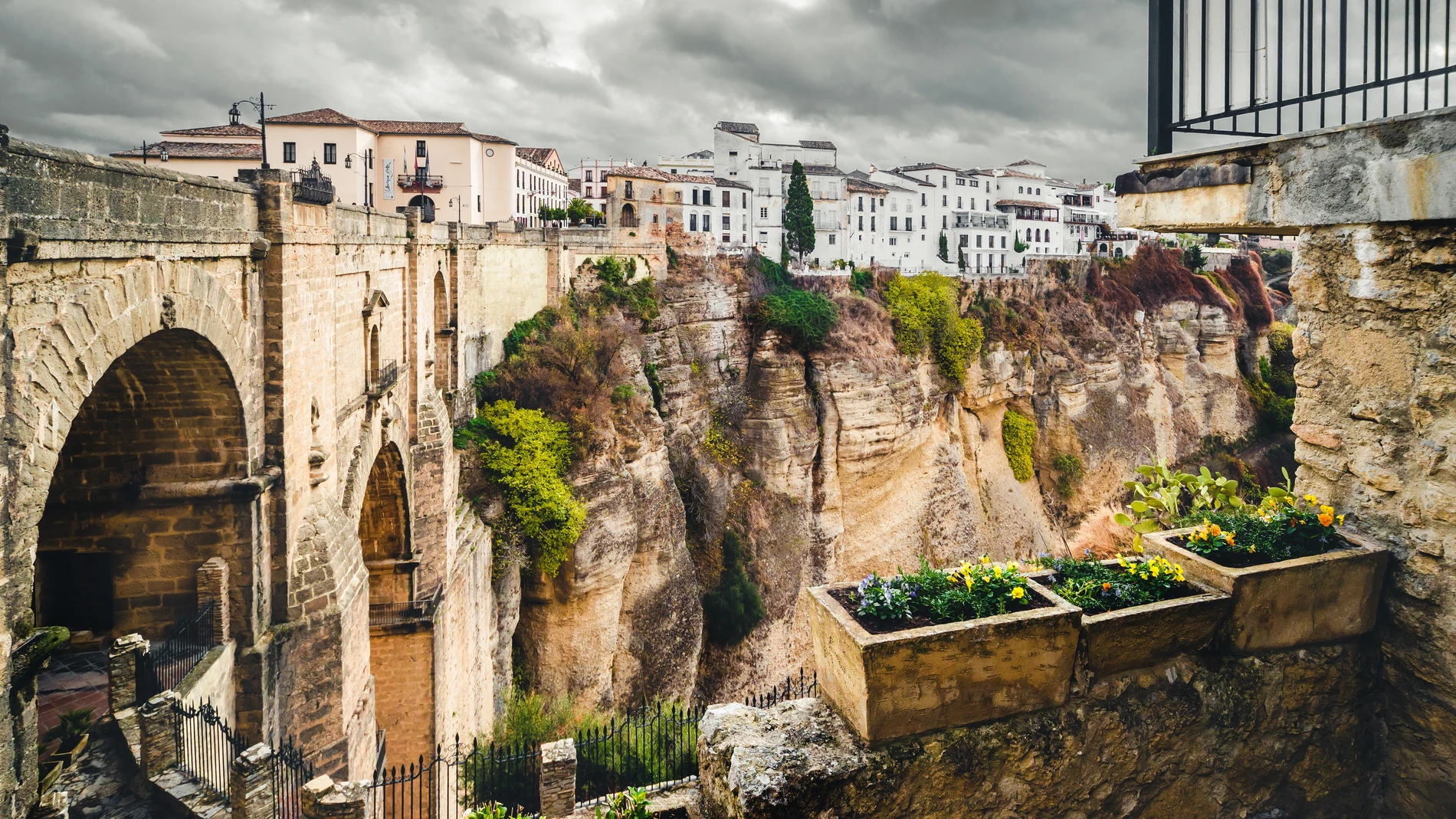 El Puente Nuevo y pintoresca vista de la ciudad de Ronda. Provincia de Málaga, Andalucía, España.