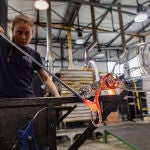 Alba Martín, profesional con más de 20 años de experiencia y formadora en los cursos que se imparten sobre procesado en la Real Fábrica de Cristales en La Granja (Segovia)