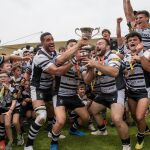Los jugadores de Inexo El Salvador alzan el título de Liga