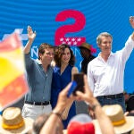 El líder del PP, Alberto Núñez Feijóo, con Isabel Díaz Ayuso y José Luis Martínez-Almeida