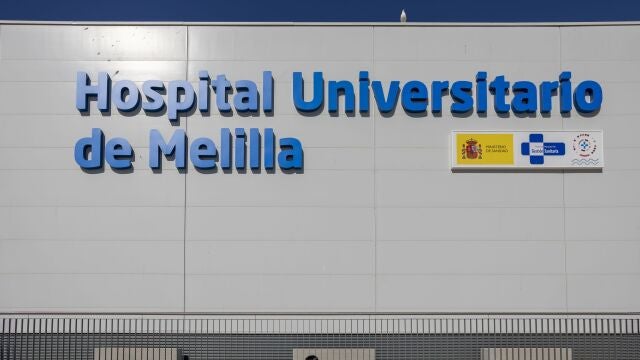 El nuevo Hospital Universitario de Melilla ha abierto sus puertas oficialmente este lunes de manera parcial y con las primeras consultas externas 19 años después de su anuncio por el expresidente del Gobierno José Luis Rodríguez Zapatero durante su visita oficial a Melilla del 31 de enero de 2006. De este modo, la nueva infraestructura sanitaria ha comenzado su andadura tras una inversión de 150 millones de euros y nueve meses de preparación por parte de los profesionales sanitarios para ponerlo todo a punto para su puesta en marcha. 