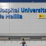 El nuevo Hospital Universitario de Melilla ha abierto sus puertas oficialmente este lunes de manera parcial y con las primeras consultas externas 19 años después de su anuncio por el expresidente del Gobierno José Luis Rodríguez Zapatero durante su visita oficial a Melilla del 31 de enero de 2006. De este modo, la nueva infraestructura sanitaria ha comenzado su andadura tras una inversión de 150 millones de euros y nueve meses de preparación por parte de los profesionales sanitarios para ponerlo todo a punto para su puesta en marcha.