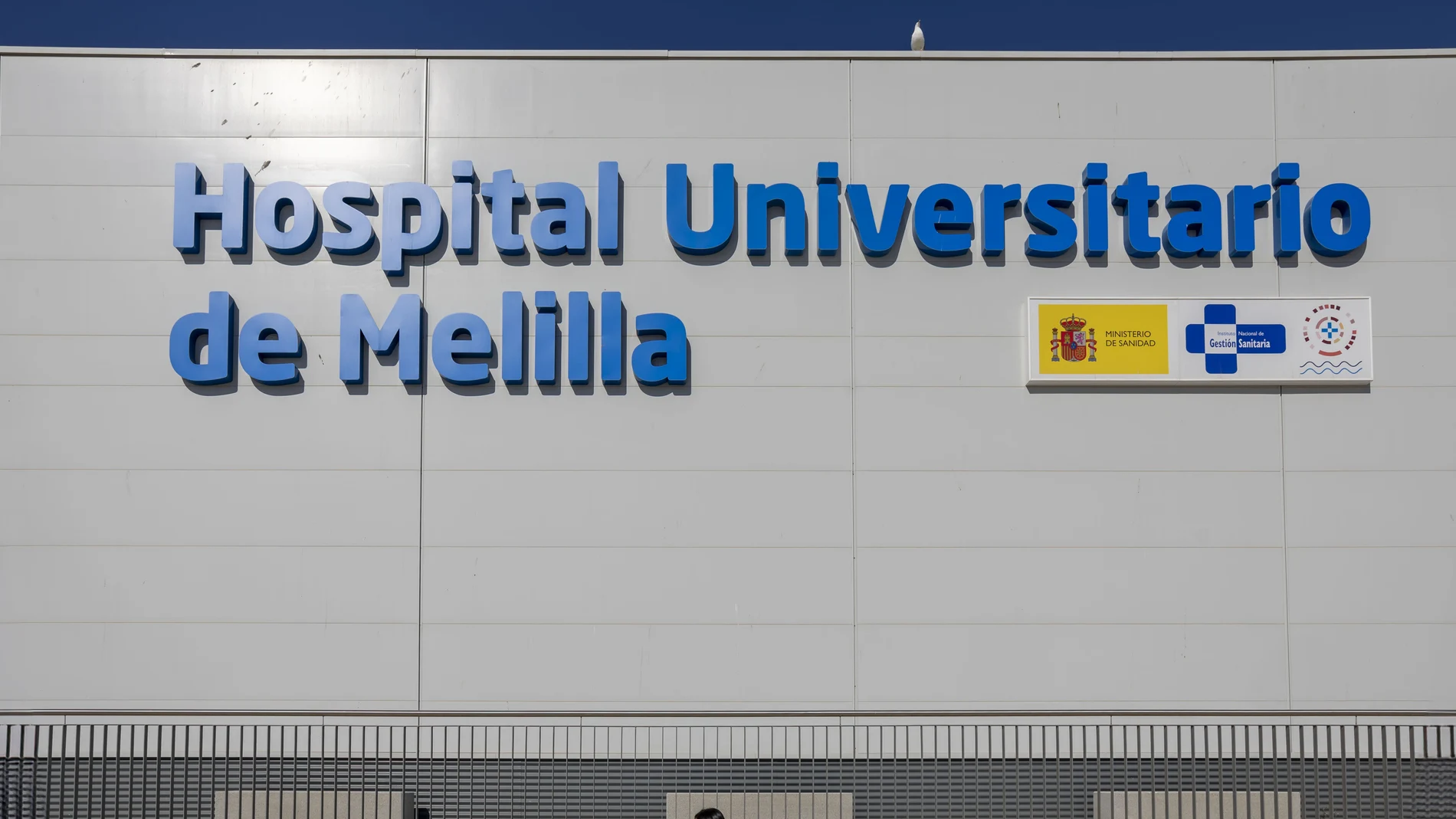 El nuevo Hospital Universitario de Melilla ha abierto sus puertas oficialmente este lunes de manera parcial y con las primeras consultas externas 19 años después de su anuncio por el expresidente del Gobierno José Luis Rodríguez Zapatero durante su visita oficial a Melilla del 31 de enero de 2006. De este modo, la nueva infraestructura sanitaria ha comenzado su andadura tras una inversión de 150 millones de euros y nueve meses de preparación por parte de los profesionales sanitarios para ponerlo todo a punto para su puesta en marcha.