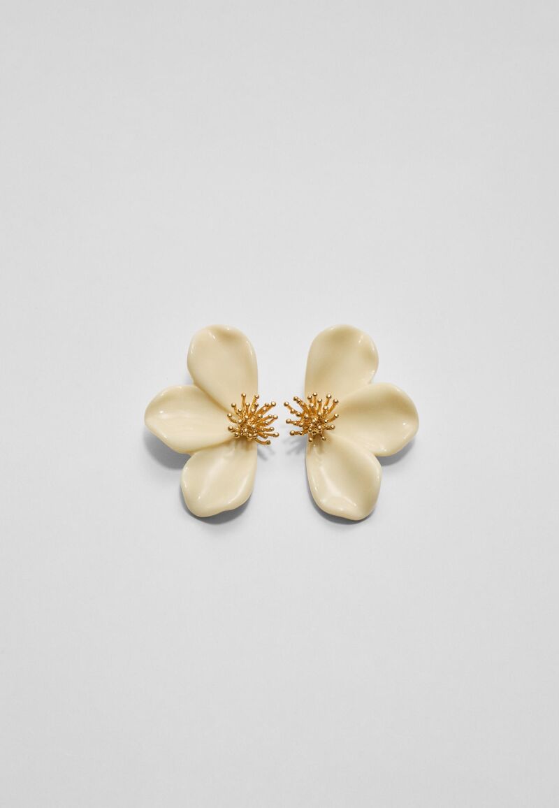 Pendientes de pétalos de flores.