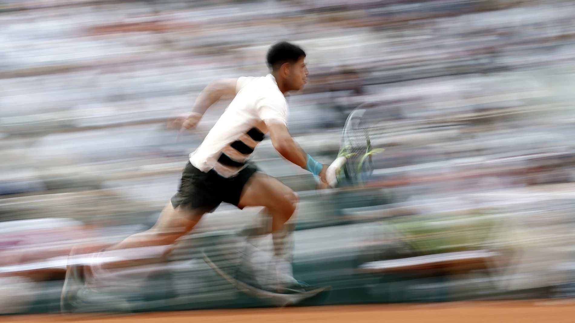 PARIS (France), 01/06/2025.- Carlos Alcaraz of Spain in action during his Men's 4th round match against Ben Shelton of USA at the French Open Grand Slam tennis tournament at Roland Garros in Paris, France, 01 June 2025. (Tenis, Abierto, Francia, España) EFE/EPA/YOAN VALAT