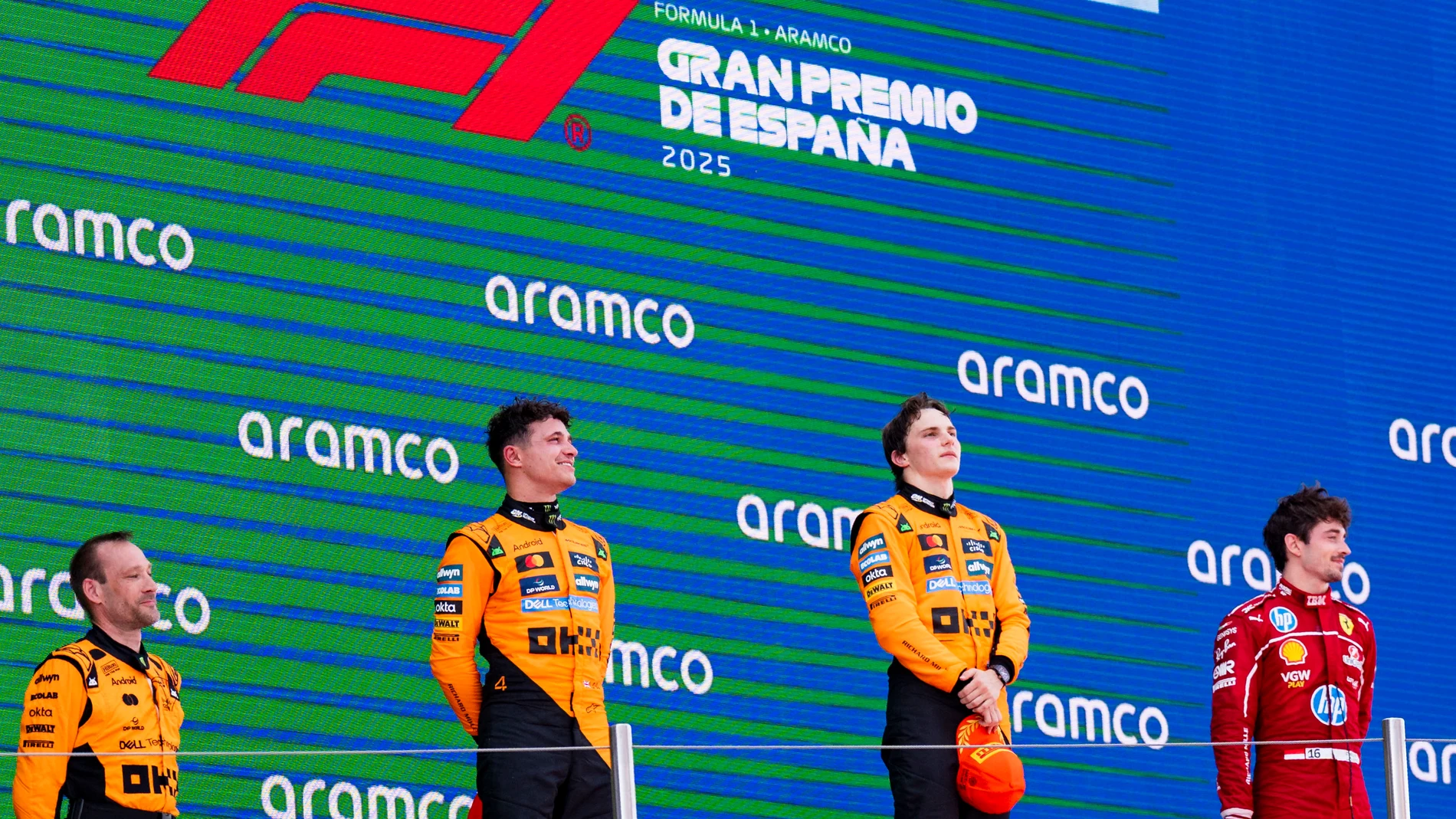 BARCELONA, 01/06/2025.- El piloto australiano del equipo McLaren Oscar Piastri (c), el piloto británico del equipo McLaren Lando Norris (2i), y el piloto monegasco del equipo Ferrari Charles Leclerc (d), primero, segundo y tercer clasificado, en el podio tras el Gran Premio de España de Fórmula Uno, este domingo en el circuito de Barcelona-Cataluña, en Montmeló (Barcelona).- EFE/ Siu Wu