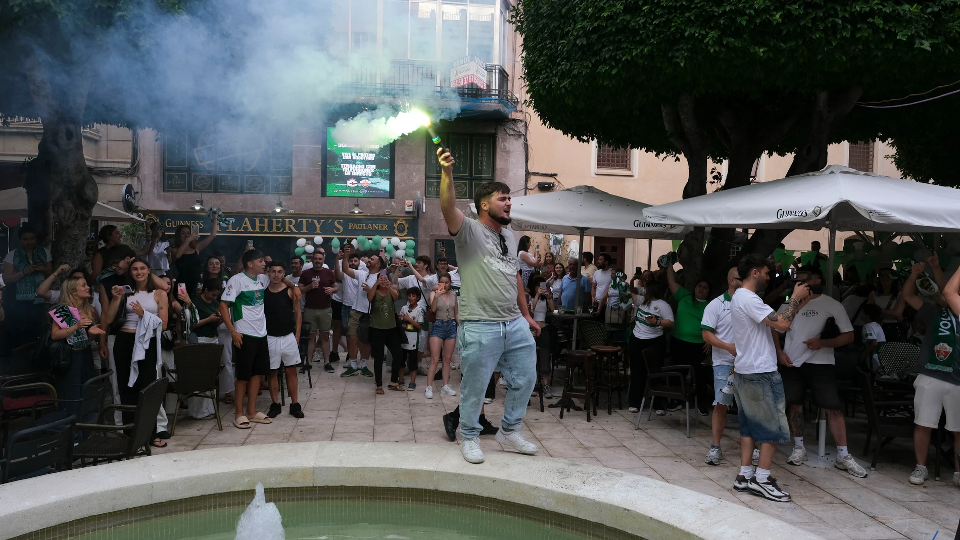 ELCHE (ALICANTE), 01/06/2025.- Aficionados del Elche celebran la victoria del equipo en el centro de Elche tras el partido contra el Deportivo, este domingo. El Elche ha certificado su regreso a Primera División con su triunfo por 0-4 en el campo del Deportivo de La Coruña en la última jornada de la Liga Hypermotion, que le ha valido para hacerse con la última de las dos plazas de ascenso directo y acompañará al Levante a la máxima categoría. EFE /Pablo Miranzo