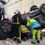 Rescatan a una conductora tras precipitarse con su coche 8 metros en un parking de Madrid