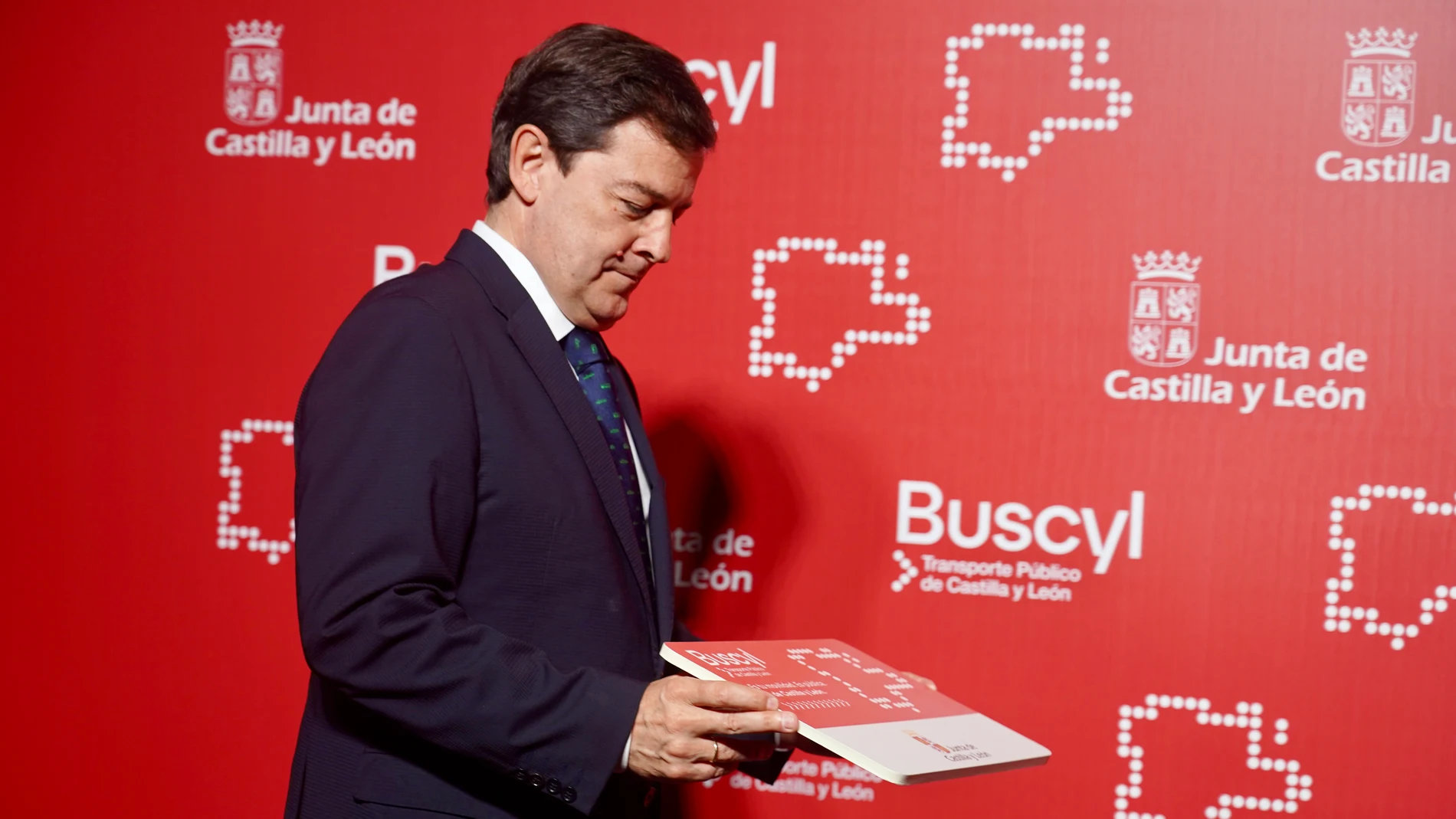 El presidente de Castilla y León, Alfonso Fernández Mañueco, presenta la nueva tarjeta de transporte gratuito