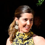 Belén Corsini en una boda con pendientes de flores.