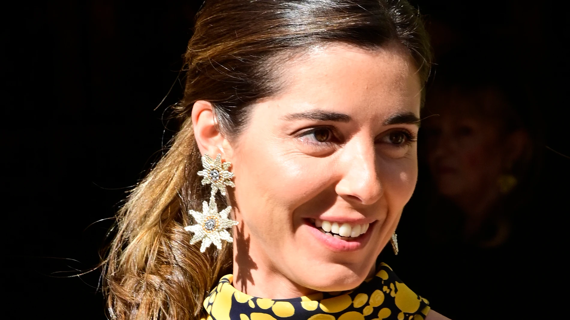Belén Corsini en una boda con pendientes de flores.