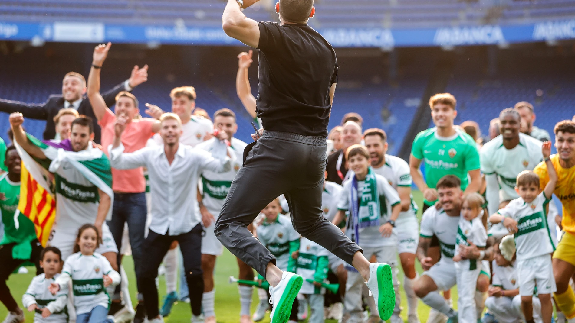 A CORUÑA, 01/06/2025.- El técnico del Elche, Eder Sarabia, celebra con sus jugadores su ascenso a Primera División a la finalización del encuentro que han disputado hoy domingo frente al Deportivo en el estadio de Riazor, en La Coruña. EFE/Cabalar.