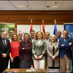 Los miembros del Comité institucional del I Congreso Nacional Hábitat de Vanguardia: Nuevas fronteras de la construcción, con la directora de Vivienda de la Junta de Castilla y León, María Pardo (centro), durante la presentación oficial del evento
