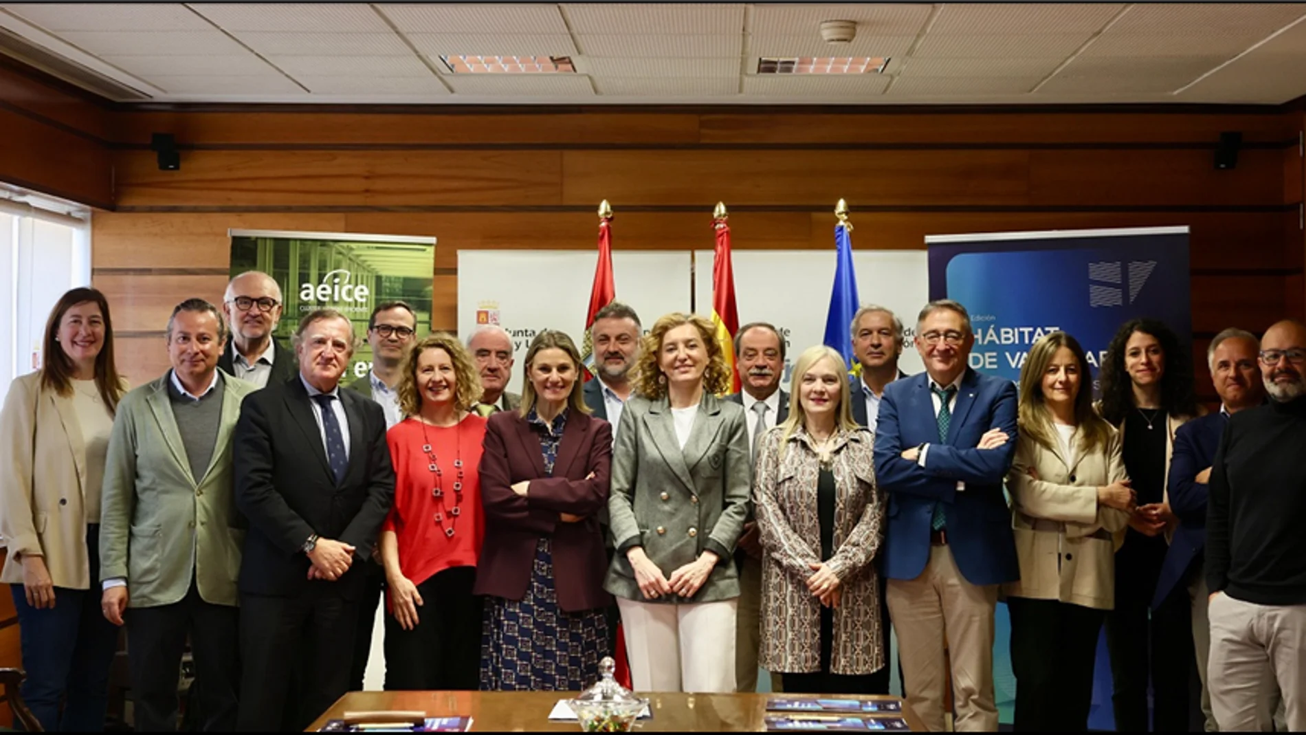 Los miembros del Comité institucional del I Congreso Nacional Hábitat de Vanguardia: Nuevas fronteras de la construcción, con la directora de Vivienda de la Junta de Castilla y León, María Pardo (centro), durante la presentación oficial del evento