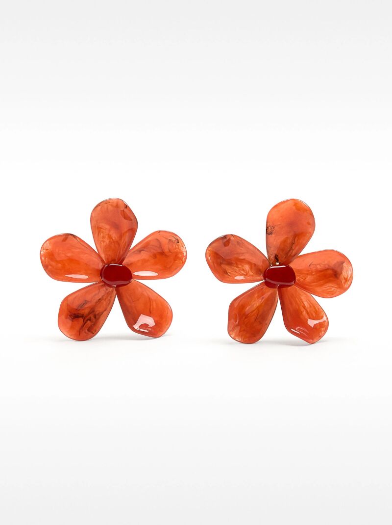 Pendientes de flores de resina.
