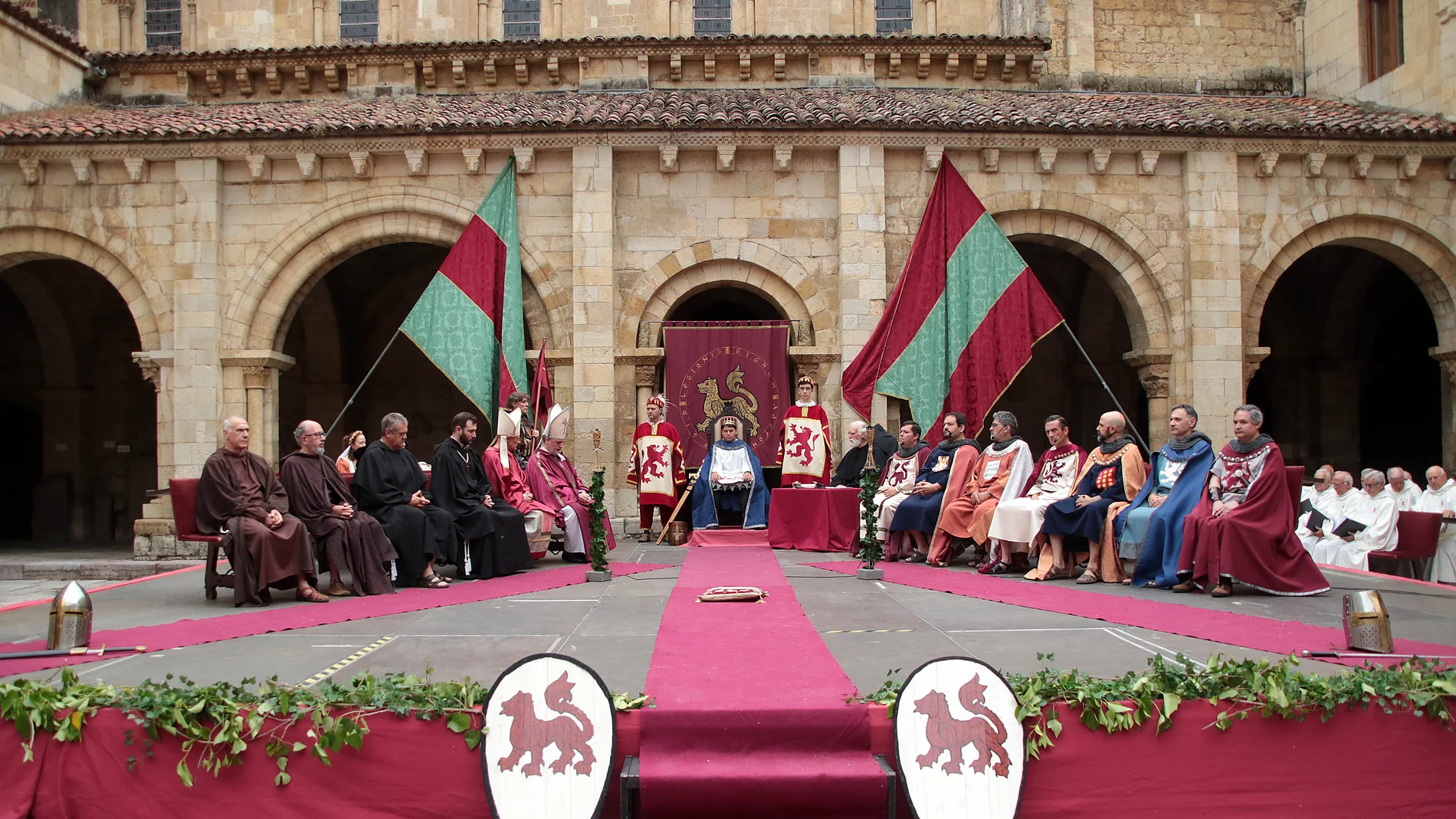 La Asociación Cultural El Trovador Leonés lleva a cabo una representación de las Cortes de 1188 bajo el título ‘Al Alba del Parlamentarismo’
