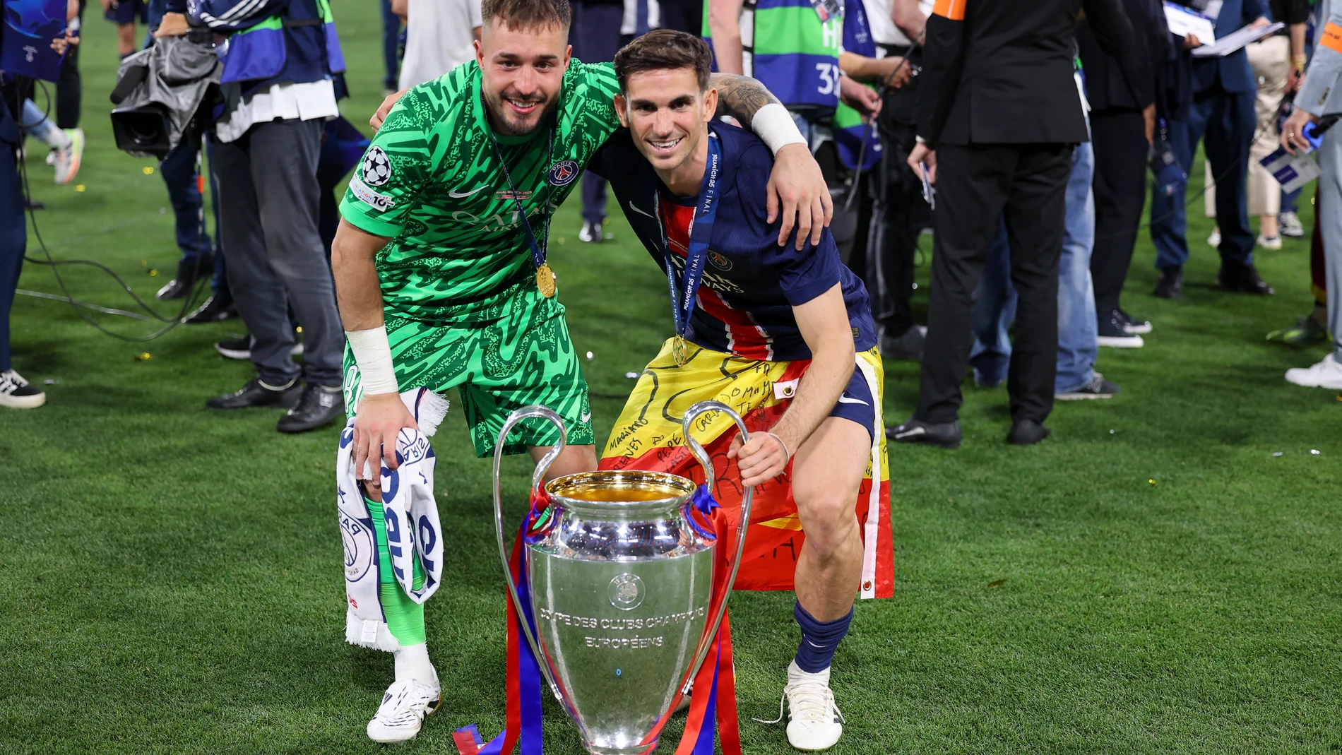 Arnau Tenas and Fabian Ruiz of Paris Saint-Germain celebrate with the trophy during of the UEFA Champions League Final 2025 between Paris Saint-Germain and FC Internazionale Milano at Munich Football Arena on May 31, 2025 in Munich, Germany. AFP7 31/05/2025 ONLY FOR USE IN SPAIN