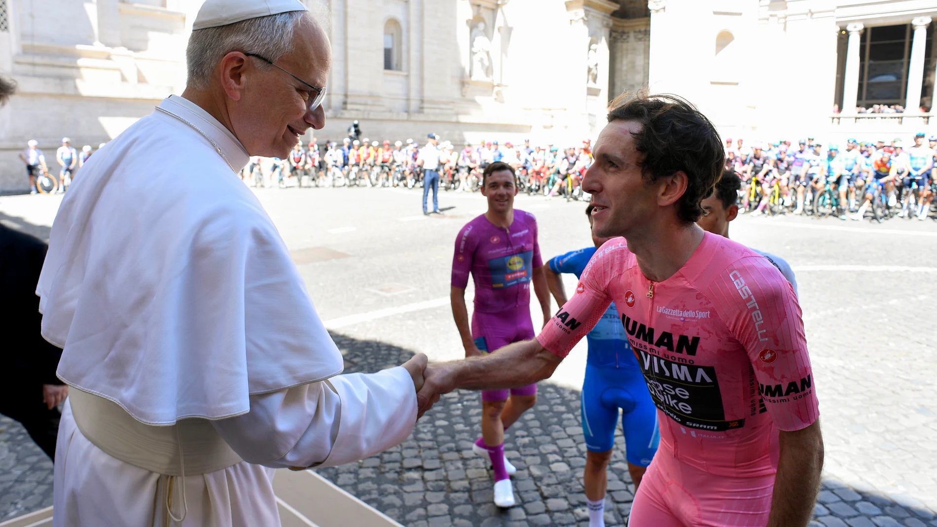 CIUDAD DEL VATICANO, 01/06/2025.-El papa León XIV saluda al líder del Giro Simon Yates en el Vaticano en Roma, este domingo en el que finaliza el Giro de Italia.-EFE/ Simone Risoluti Dicasterio de la Comunicación del Vaticano***SOLO USO EDITORIAL/SOLO DISPONIBLE PARA ILUSTRAR LA NOTICIA QUE ACOMPAÑA (CRÉDITO OBLIGATORIO)***