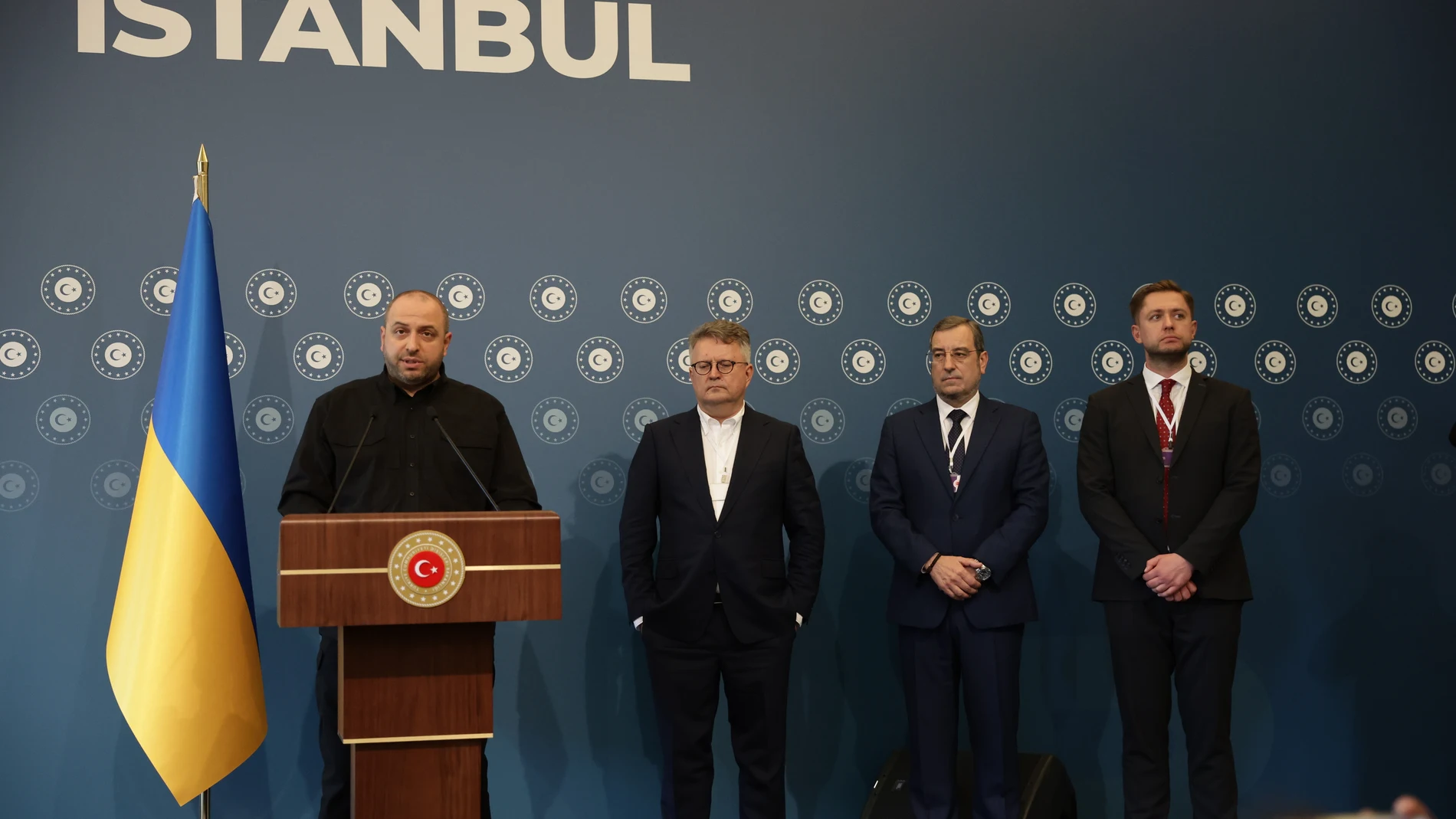 ISTANBUL (Turkey), 02/06/2025.- Ukrainian Defence Minister Rustem Umerov (L) delivers a statement on the sidelines of a second meeting between Russian and Ukranian delegations for peace talks in Istanbul, Turkey, 02 June 2025. (Rusia, Turquía, Ucrania, Estanbul) EFE/EPA/ERDEM SAHIN